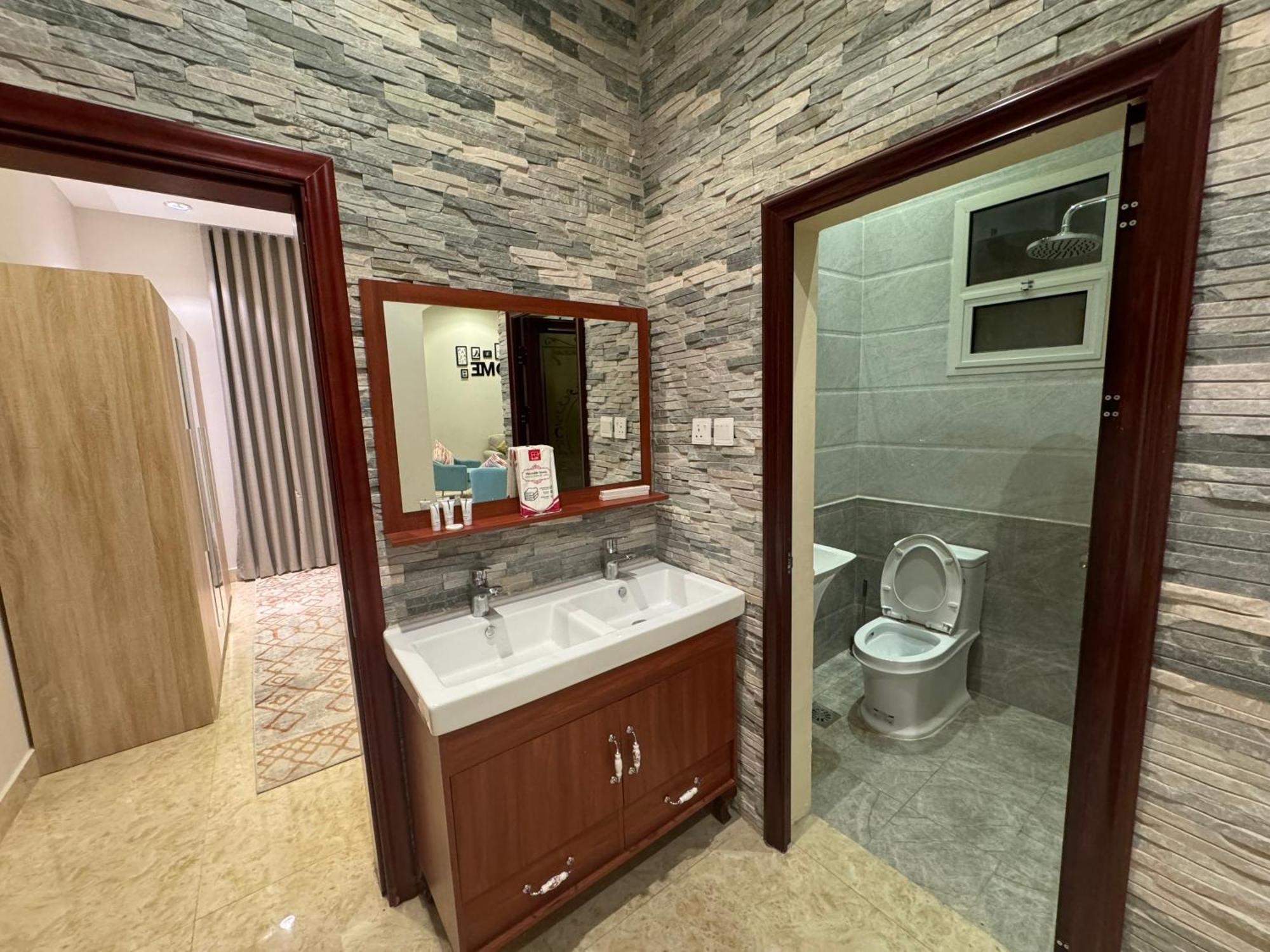 Apartment ارضية بمدخل مستقل غرفة وصالة النرجس ١٢ *